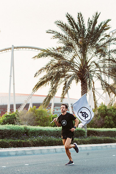 بالصور: لي راين يجري من دبي إلى أبوظبي ليطلق فريق Adidas Runners